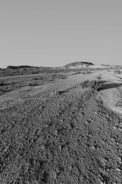 İsrail çölünde siyah beyaz kaya oluşumlarının nefes kesici manzarası. Yalnızlık, umutsuzluk ve depresyon kavramı olarak cansız ve ıssız bir sahne..