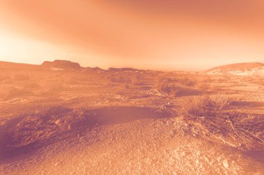 İsrail çölündeki kaya oluşumlarının nefes kesici manzarası şafak vakti çağdaş bir tarzda. Yalnızlık, umutsuzluk ve depresyon kavramı olarak cansız ve ıssız bir sahne..