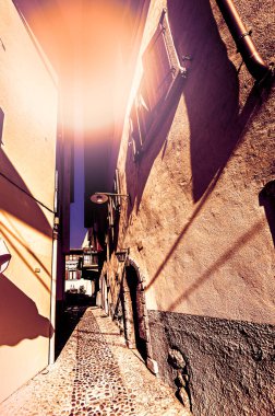 Gündoğumunda Garda Gölü kıyısındaki İtalyan kasabasının dar ortaçağ sokağı Lazise 