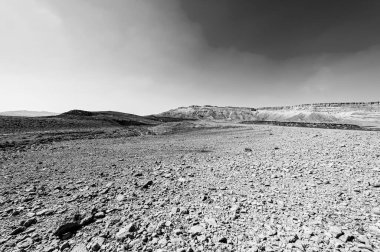 İsrail çölünde siyah beyaz kaya oluşumlarının nefes kesici manzarası. Yalnızlık, umutsuzluk ve depresyon kavramı olarak cansız ve ıssız bir sahne..