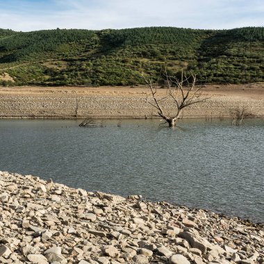 İspanya 'nın en güzel manzarası. Cantabrian Dağları' nın dramatik manzarası. Kanyonun dibindeki nehir 