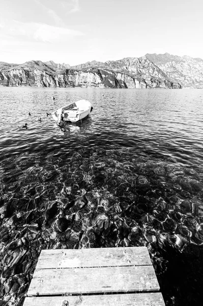 Costa Deserta Lago Garda Itália Ausência Turismo Preto Branco — Fotografia de Stock