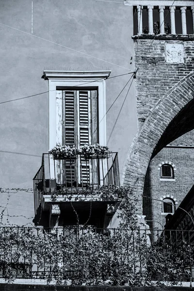 Les Fenêtres Italiennes Sont Des Horizons Nouveaux Anciens Beauté Fonctionnalité — Photo