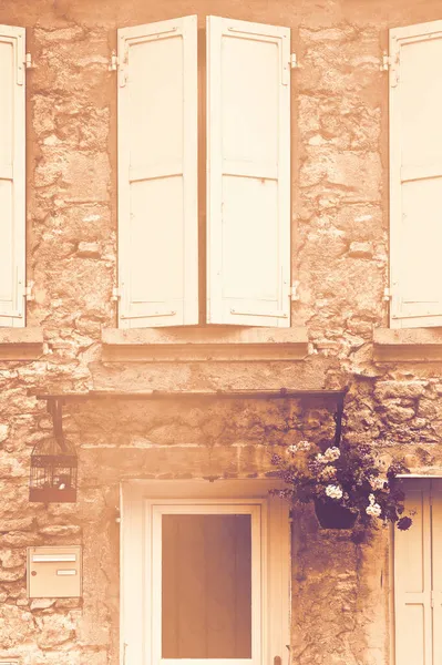 Fachada Edificio Francia Está Decorada Con Flores Frescas Una Jaula — Foto de Stock