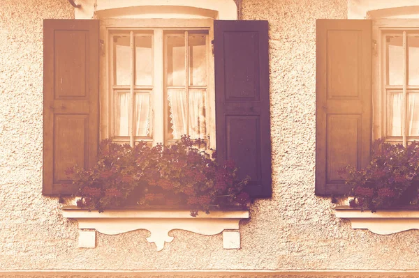 バイエルンのシャッター窓は 現代的なスタイルで ドイツ南部の伝統的なゲルマニウムで飾られています — ストック写真