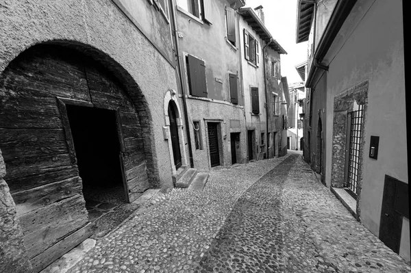 Estrecha Calle Medieval Ciudad Italiana Lazise Orillas Del Lago Garda —  Fotos de Stock