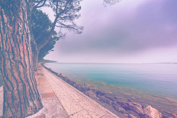 Orilla Desierta Del Lago Garda Italia Ausencia Turismo Efecto Color — Foto de Stock