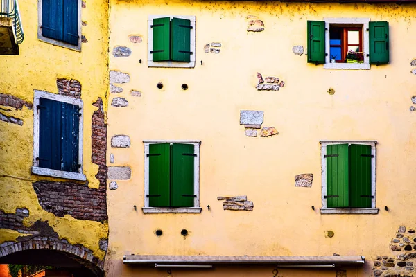 Janelas Italianas São Horizontes Novos Antigos Beleza Funcionalidade Desempenho — Fotografia de Stock