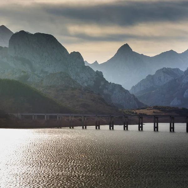 Piękny Krajobraz Hiszpanii Dramatyczny Widok Góry Kantabryjskie Sztucznym Jeziorem — Zdjęcie stockowe
