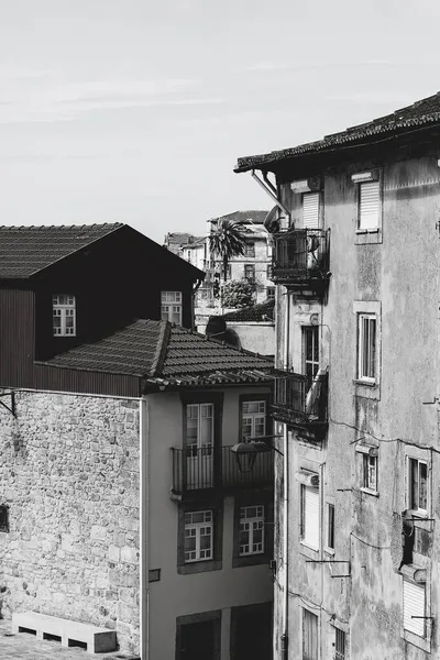 Widok Historyczne Centrum Miasta Porto Tradycyjnych Portugalskich Fasady Czasem Ozdobione — Zdjęcie stockowe
