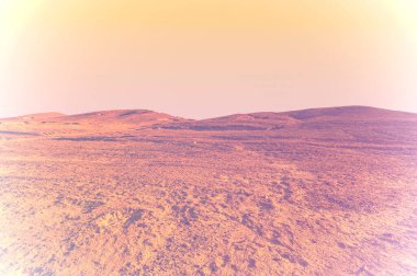 İsrail çölündeki kaya oluşumlarının soluk renk etkisinin nefes kesen manzarası. Yalnızlık, umutsuzluk ve depresyon kavramı olarak cansız ve ıssız bir sahne..