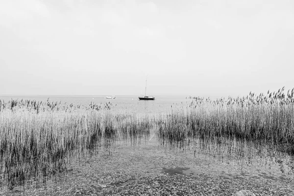 Siyah Beyaz Turizm Yokluğunda Talya Garda Gölü Nün Issız Kıyıları — Stok fotoğraf