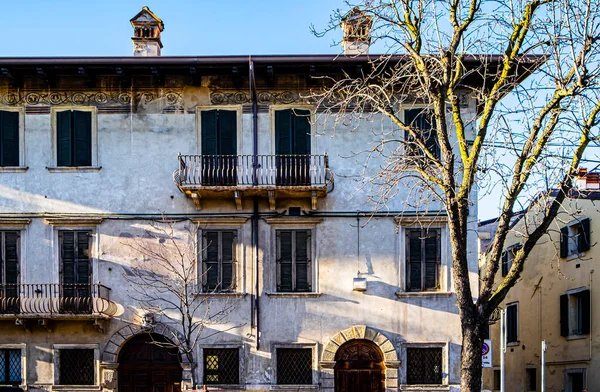 イタリアの窓は新しく 美しさ 機能性と性能の古い地平線です — ストック写真