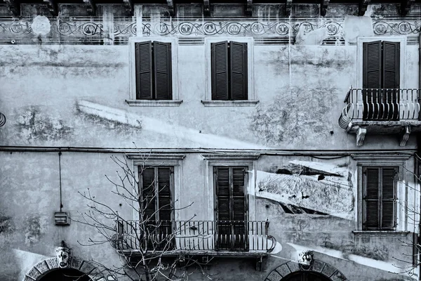 Les Fenêtres Italiennes Sont Des Horizons Nouveaux Anciens Beauté Fonctionnalité — Photo