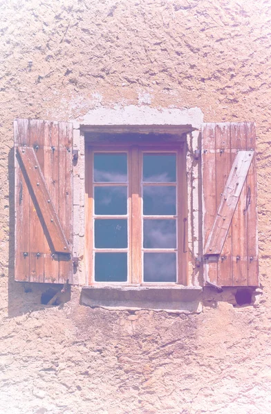 Típica Ventana Francesa Con Persianas Madera Abiertas Decoradas Con Flores —  Fotos de Stock