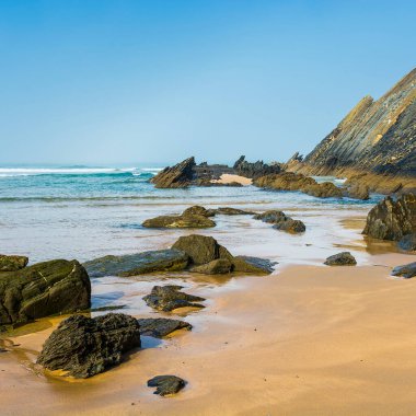 Portekiz Atlantik Okyanusu sahilinde sabah sisinde gün doğumunda. Portekiz 'in nefes kesici manzarası ve doğası, Batı Avrupa' da popüler seyahat merkezi.. 