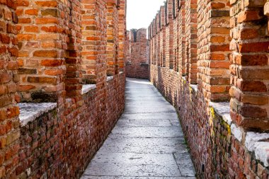 Castel Vecchio Köprüsü (İtalyanca: 