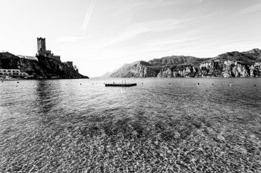 Siyah-beyaz turizm yokluğunda İtalya 'da Garda Gölü' nün ıssız kıyıları.