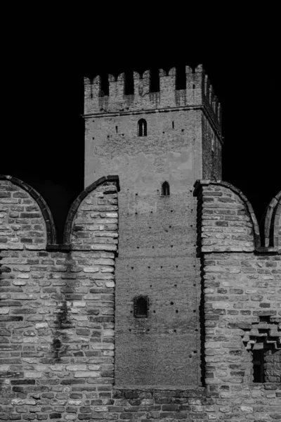 卡塞尔韦奇奥桥 Castel Vecchio Bridge 是意大利北部维罗纳的一座设防桥 横跨阿迪吉河 全黑全白 — 图库照片