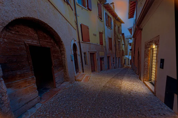 Schmale Mittelalterliche Straße Der Italienischen Stadt Lazise Ufer Des Gardasees — Stockfoto
