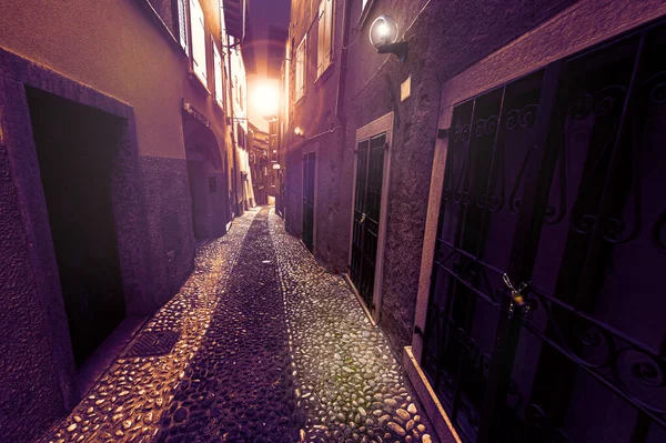 Στενό Μεσαιωνικό Δρόμο Της Ιταλικής Πόλης Lazise Στις Όχθες Της — Φωτογραφία Αρχείου