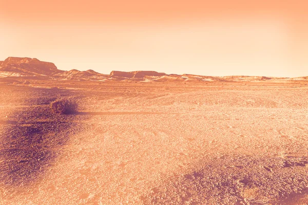 İsrail çölündeki kaya oluşumlarının nefes kesici manzarası şafak vakti çağdaş bir tarzda. Yalnızlık, umutsuzluk ve depresyon kavramı olarak cansız ve ıssız bir sahne..