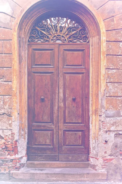 意大利的门是古老的美与现代的忽视的结合 具有褪色的效果 — 图库照片