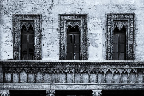 Janelas Italianas São Horizontes Novos Antigos Beleza Funcionalidade Desempenho Preto — Fotografia de Stock