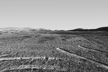 İsrail çölünde siyah beyaz kaya oluşumlarının nefes kesici manzarası. Yalnızlık, umutsuzluk ve depresyon kavramı olarak cansız ve ıssız bir sahne..