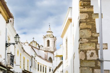 Ortaçağ Portekizce City'deki eski binalar ile dar sokakta görüntülemek