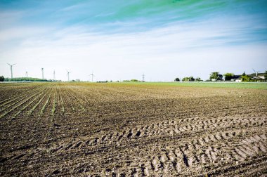 Modern rüzgâr türbinleri enerji üreten, Avusturyalı yatay sürülmüş alanlarında. Vintage tarzı 