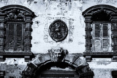 İtalyan pencereleri, güzellik, işlevsellik ve siyah-beyaz performansın yeni ve eski ufuklarıdır..