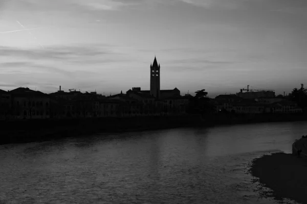 Silhouette Coucher Soleil Ville Médiévale Italienne Vérone Sur Rivière Adige — Photo