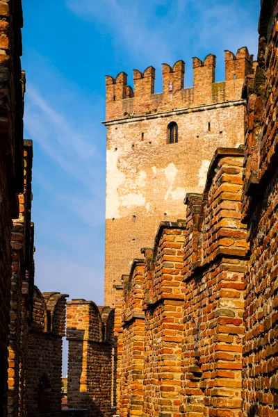 キャステル ヴェッキオ橋 Castel Vecchio Bridge またはスカリガー橋 Scaliger Bridge イタリア北部のヴェローナにある橋 — ストック写真