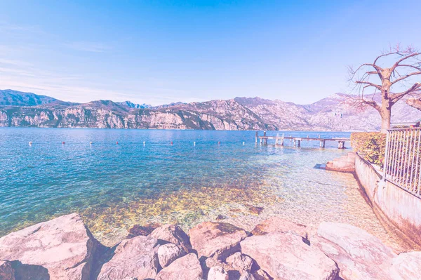 Turizm Yokluğunda Talya Garda Gölü Nün Issız Kıyıları Renk Etkisinin — Stok fotoğraf