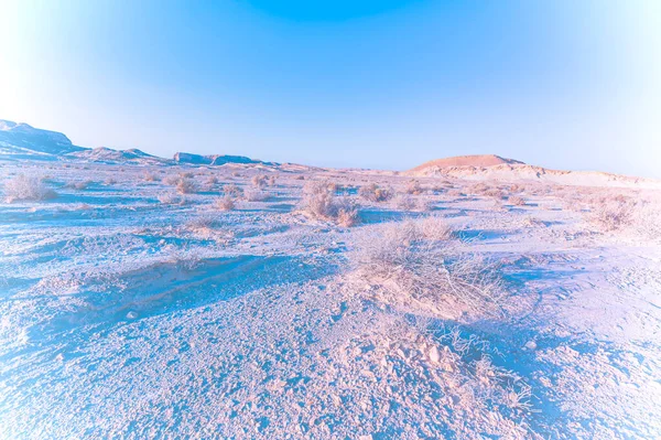 이스라엘 사막에 암벽들의 숨막힐 풍경은 효과를 냅니다 울증의 개념으로서의 — 스톡 사진