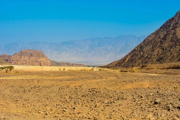 İsrail 'deki Negev Çölü' nün Rocky tepeleri. Güney İsrail 'deki kaya oluşumlarının nefes kesici manzarası. Tozlu dağlar wadiler ve derin kraterler tarafından kesildi..