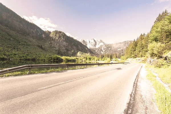 Mattina Nebbia Strada Asfaltata Nel Paesaggio Austriaco Con Boschi Campi — Foto Stock