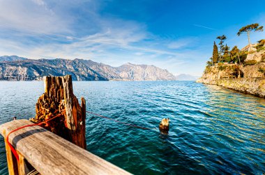 Turizm yokluğunda İtalya 'da Garda Gölü' nün ıssız kıyıları.