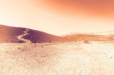 İsrail çölündeki kaya oluşumlarının nefes kesici manzarası şafak vakti çağdaş bir tarzda. Yalnızlık, umutsuzluk ve depresyon kavramı olarak cansız ve ıssız bir sahne..