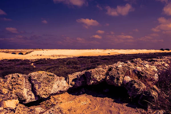 以色列地中海沿岸的古罗马渡槽 黎明时分 在沙丘中 成为当代风尚 — 图库照片