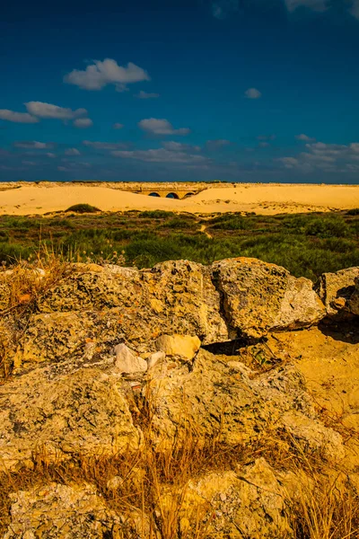 Antico Acquedotto Romano Sulla Costa Mediterranea Israele Tra Dune Sabbia — Foto Stock
