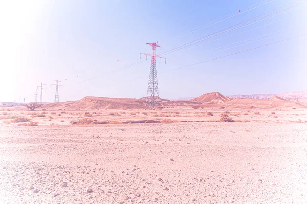 中东景观中的铁塔上的电线 以色列内盖夫沙漠落基山脉的褪色效果 — 图库照片