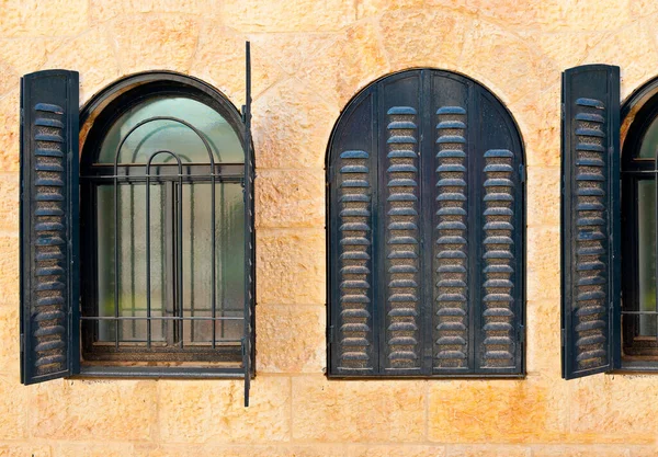 Ház Homlokzata Jeruzsálemi Kőből Készült Ablakok Fémredőnnyel — Stock Fotó