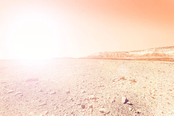 İsrail çölündeki kaya oluşumlarının nefes kesici manzarası şafak vakti çağdaş bir tarzda. Yalnızlık, umutsuzluk ve depresyon kavramı olarak cansız ve ıssız bir sahne..