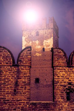 Castel Vecchio Köprüsü (İtalyanca: 