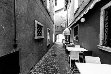 Siyah beyaz karantina sırasında İtalya 'da boş bir sokak kafesi.