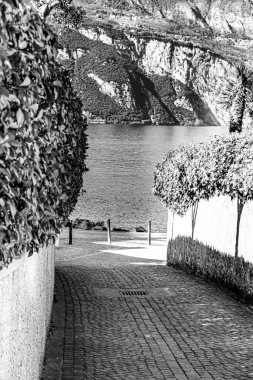 Siyah-beyaz turizm yokluğunda İtalya 'da Garda Gölü' nün ıssız kıyıları.