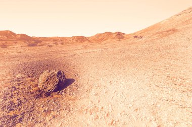 İsrail çölündeki kaya oluşumlarının nefes kesici manzarası şafak vakti çağdaş bir tarzda. Yalnızlık, umutsuzluk ve depresyon kavramı olarak cansız ve ıssız bir sahne..