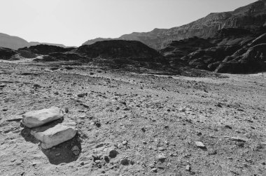 İsrail 'deki Negev Çölü' nün kayalık tepelerinde yalnızlık ve boşluk. Ortadoğu 'nun nefes kesici manzarası ve doğası. Siyah beyaz fotoğraf